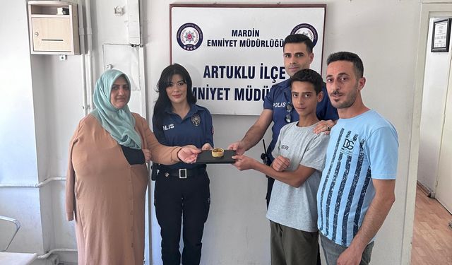 Mardin'de lise öğrencisi yolda bulduğu altın bilekliği polise teslim etti