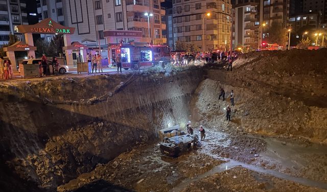 Şanlıurfa'da otomobilin inşaat temeline düşmesi güvenlik kamerasında