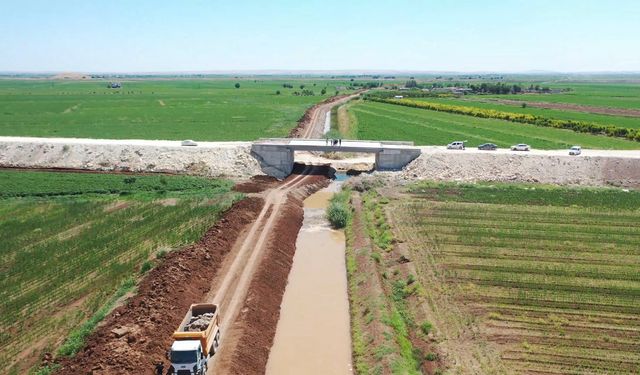 Şanlıurfa'da tahliye kanalı açma çalışmaları devam ediyor