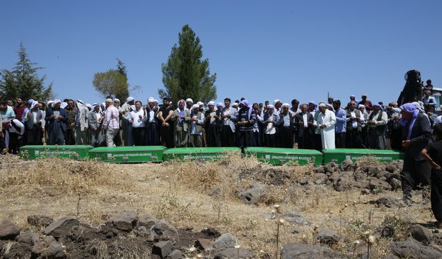 Şanlıurfa'daki kazada hayatını kaybeden 5 çocuk yan yana defnedildi