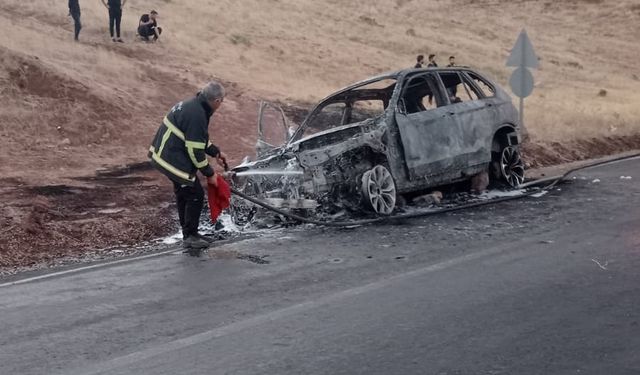 Şırnak'ta seyir halindeyken alev alan otomobil kullanılamaz hale geldi