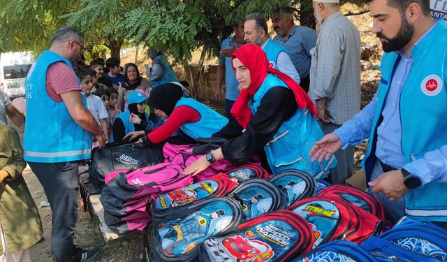 Adıyaman'da depremzede öğrencilere kırtasiye desteği