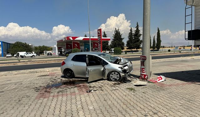 Adıyaman'da elektrik direğine çarpan otomobilin sürücüsü öldü