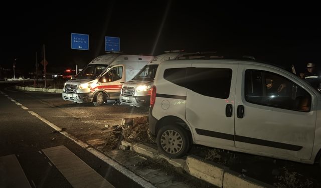 Adıyaman'da iki hafif ticari aracın çarpıştığı kazada 3 kişi yaralandı