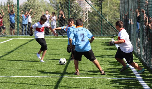 Adıyamanlı çocuklardan Bakan Kurum'a halı saha teşekkürü