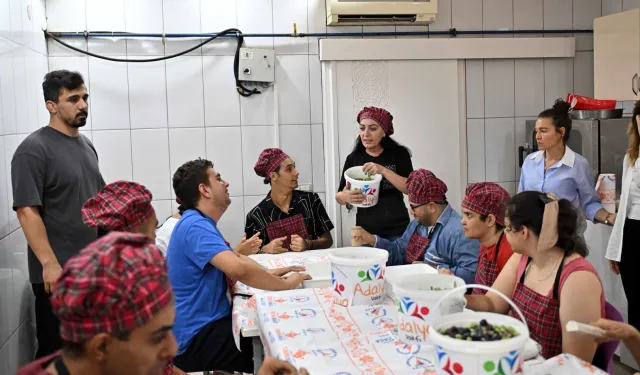 Antalya'da özel çocuklardan bahçeden sofraya zeytin üretimi