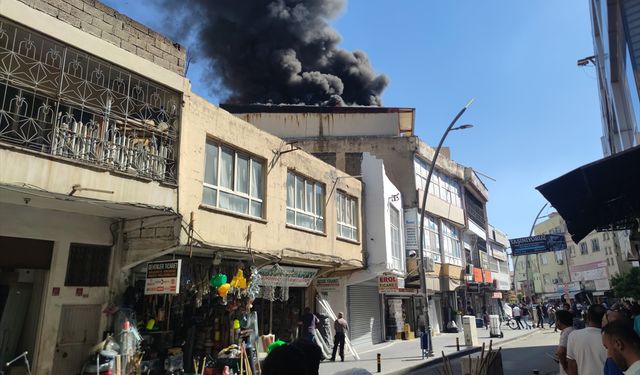 Batman'da Bir İş Yerinin Çatısında Çıkan Yangın Söndürüldü