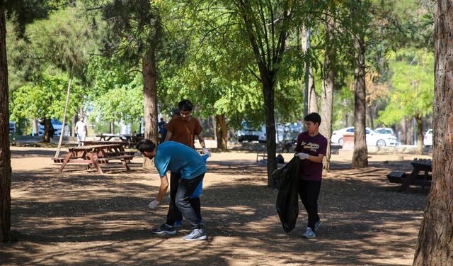 Diyarbakır'da gençler piknik alanında temizlik yaptı