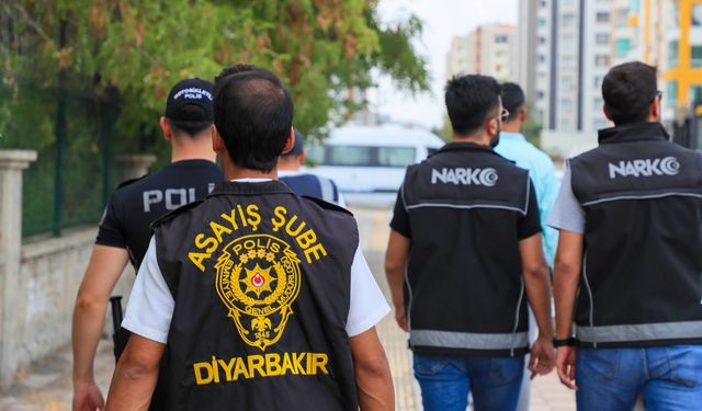 Diyarbakır'da polis ekipleri okulların çevresinde uygulama yaptı