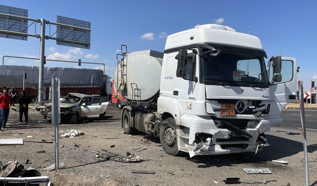 Diyarbakır'da tankerin çarptığı otomobildeki 4 kişi yaralandı