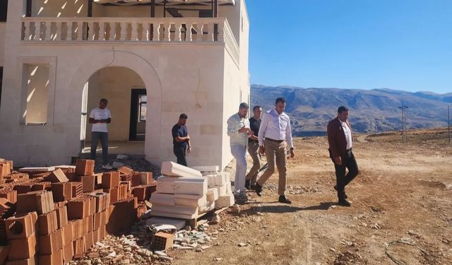 Hasankeyf Kaymakamı İmrak, İlçe Özel İdare Müdürlüğü binasının inşaatında inceleme yaptı