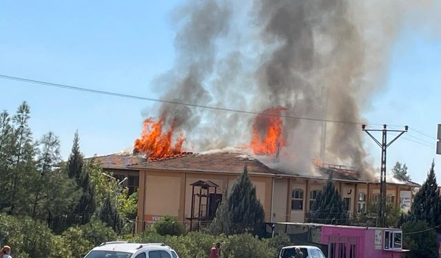 İslahiye'de iş merkezinin çatısında çıkan yangın söndürüldü