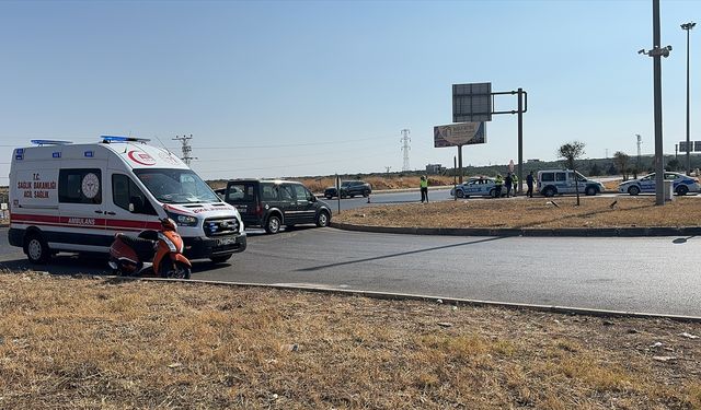 Kilis'te hafif ticari araç ile çarpışan motosikletteki 2 kişi yaralandı