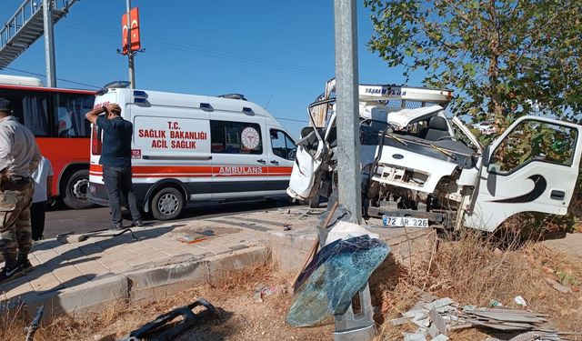 Mardin'de direğe çarpan kamyonetteki 2 kişi yaralandı