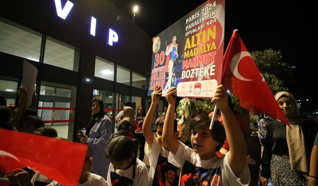 Milli tekvandocu Mahmut Bozteke, Gaziantep'te törenle karşılandı