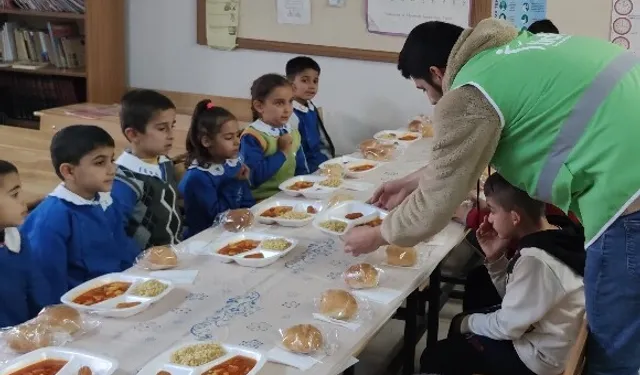 Okullara ulaştırılan 3 kap sıcak yemek depremzede çocukları motive etti