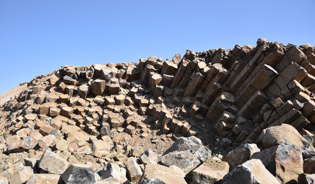 Şanlıurfa'daki yol çalışmalarında bazalt sütunlar bulundu