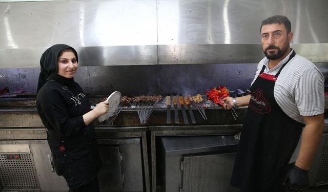 Şanlıurfalı 18 yaşındaki "Sevgi usta", 2 yıldır kebap ocağının başında