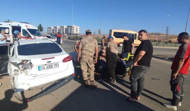 Siirt'te tırla çarpışan otomobildeki 5 kişi yaralandı