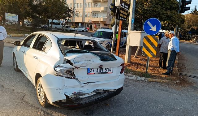 Adıyaman'da beton mikserinin çarptığı otomobildeki kişi yaralandı