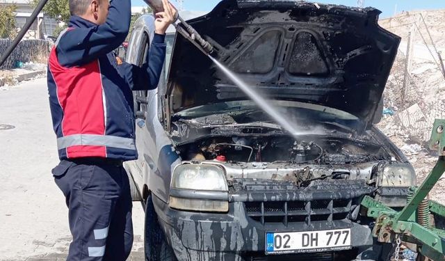 Adıyaman'da kaza yapan hafif ticari araçta yangın çıktı