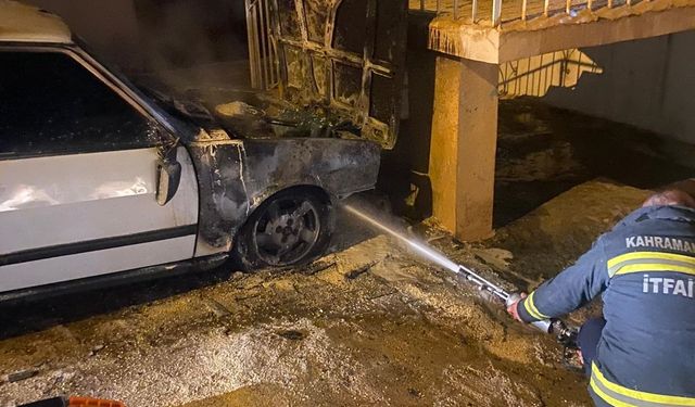 Adıyaman'da park halindeyken yanan otomobilde hasar oluştu