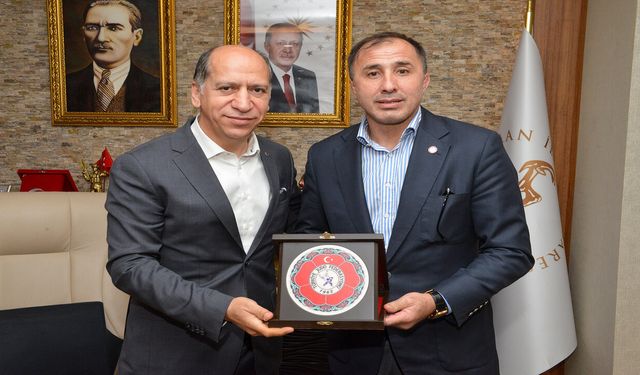 Judo Federasyonu Başkanı Huysuz’dan Özer’e Teşekkür Plaketi