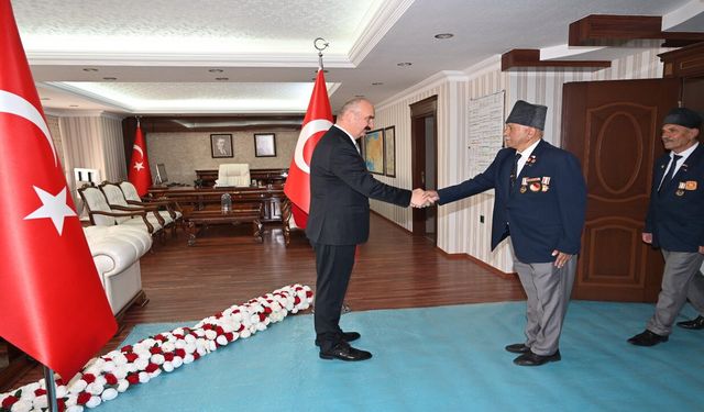 Vali Canalp, Cumhuriyet Bayramı'nda Tebrikleri Kabul Etti