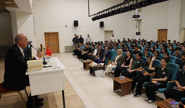 Cizre'de iki okulda Prof. Dr. Fuat Sezgin konulu söyleşi düzenlendi