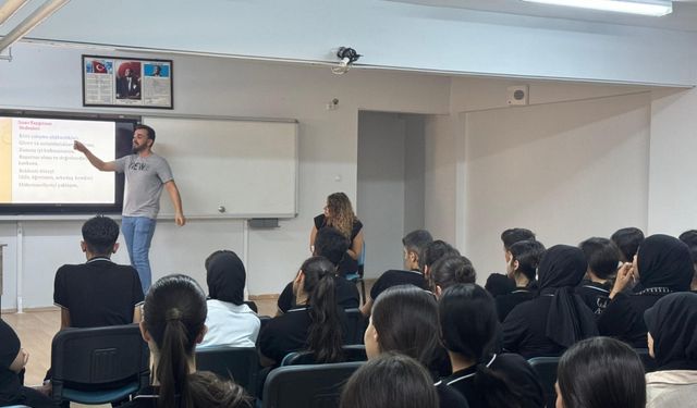 Cizre'de lise öğrencilerine yönelik "Motivasyon ve etkili ders çalışma yöntemleri" semineri