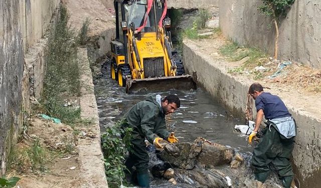 Cizre'de su taşkınlarının önüne geçmek için çalışma