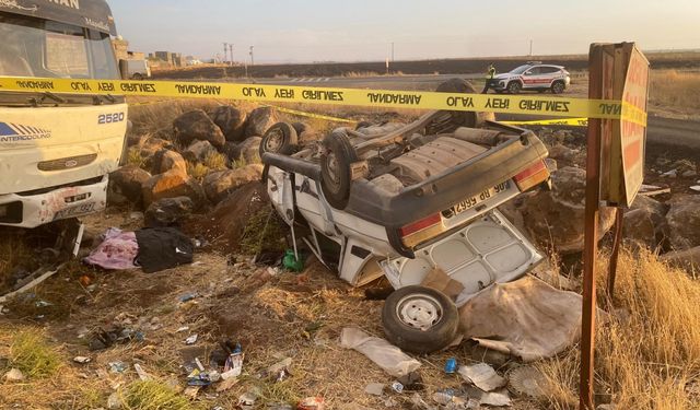 Diyarbakır'da kamyonun çarptığı otomobildeki 1 kişi öldü, 2 kişi yaralandı