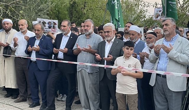 Diyarbakır'da Yasin Börü ve arkadaşları mezarları başında anıldı