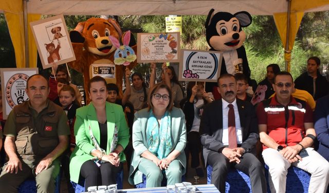 Gaziantep'te öğrenciler barınaktaki sokak hayvanlarını ziyaret etti