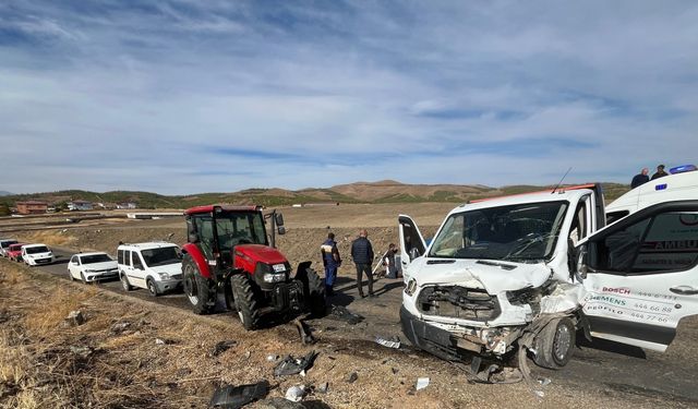 Gaziantep'te traktörle kamyonetin çarpıştığı kazada 3 kişi yaralandı