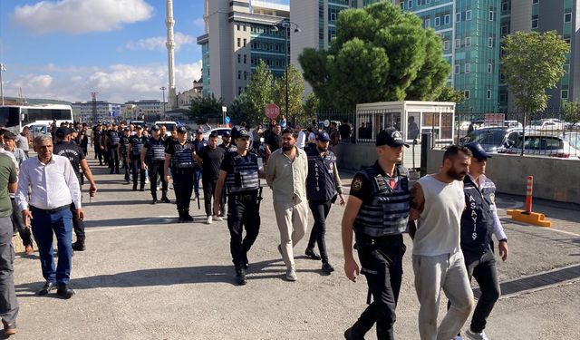 Gaziantep'te uzun namlulu silahlarla görüntülenen şüpheliler adliyede