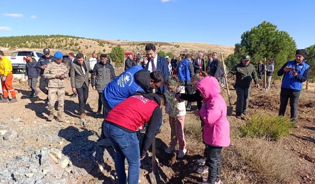 Gölbaşı'nda Cumhuriyet Bayramı dolayısıyla fidan dikimi yapıldı