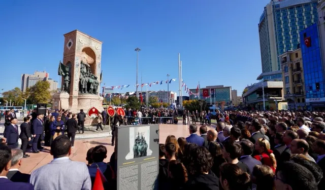 İstanbul Taksim'de 101. yıl çelengi