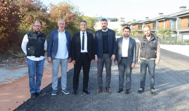 İzmit Belediyesi Kabaoğlu’ndaki sokakları tek tek çamurdan kurtarıyor