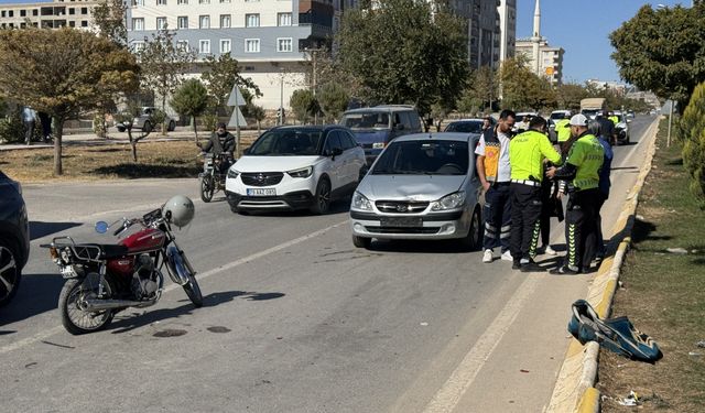 Kilis'te otomobille motosikletin çarpıştığı kazada 2 kişi yaralandı