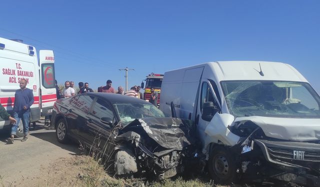 Mardin'de minibüs ile otomobilin çarpıştığı kazada, 1 kişi yaralandı