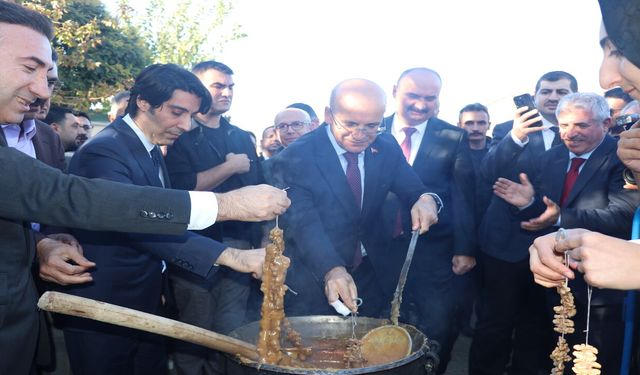 Bakan Şimşek, Batman'da "Bağ Bozumu ve Gastronomi Festivali"ne Katıldı