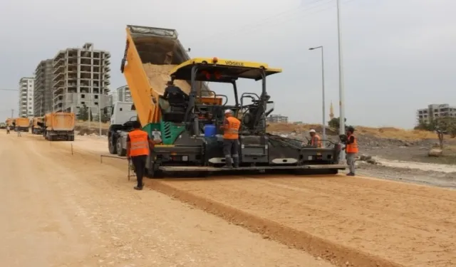 Şanlıurfa Mehmetçik Mahallesinde yeni açılan yolda asfalt hazırlığı yapılıyor