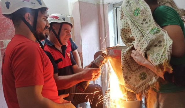 Şanlıurfa'da elini hamur makinesine kaptıran çocuk itfaiye ekiplerince kurtarıldı