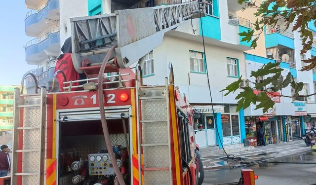 Şanlıurfa'da yangında mahsur kalan 2 çocuk vatandaşların açtığı battaniyeye atlayıp kurtuldu