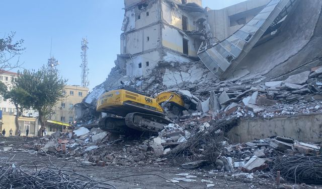 Şanlıurfa'da yıkım çalışması sırasında çöken bina iş makinesine zarar verdi