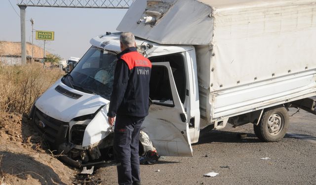 Şırnak'ta tır ile kamyonetin çarpışması sonucu 4 kişi yaralandı