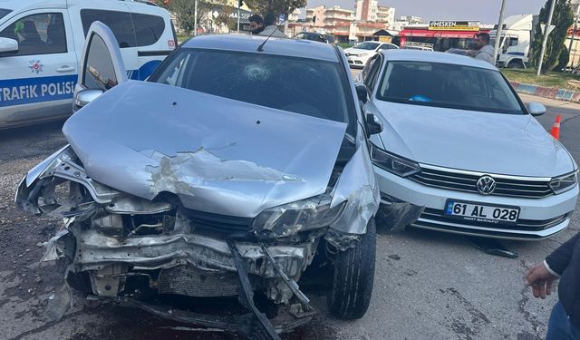 Adıyaman'da iki  otomobilin çarpıştığı kazada 4 kişi yaralandı