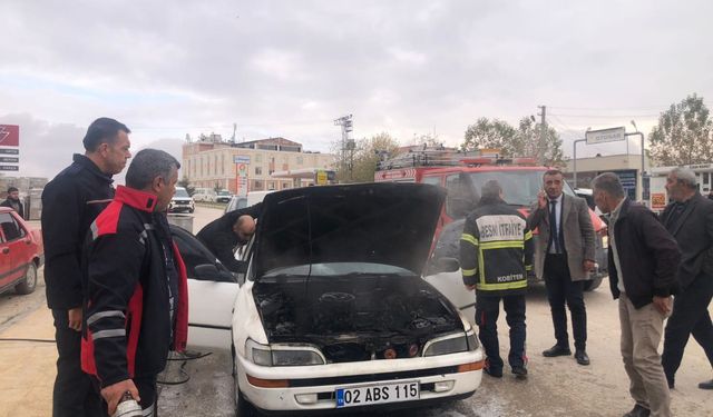 Adıyaman'da seyir halindeki otomobil alev aldı