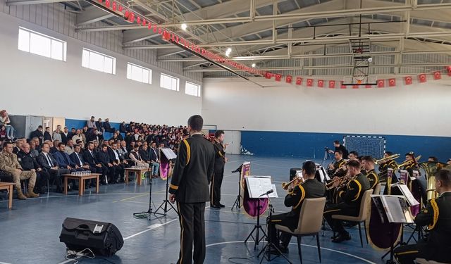 Askeri bando takımı İdil'de konser verdi